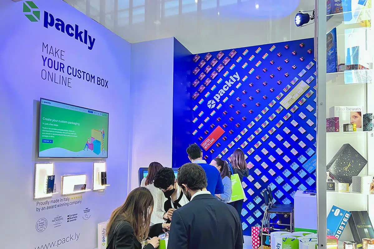 cover 2022 packly at cosmopack crowded booth