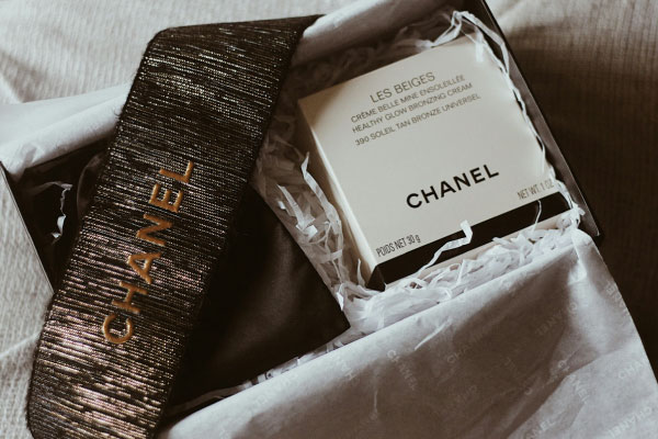 Embalaje en blanco y negro de un producto de belleza Chanel