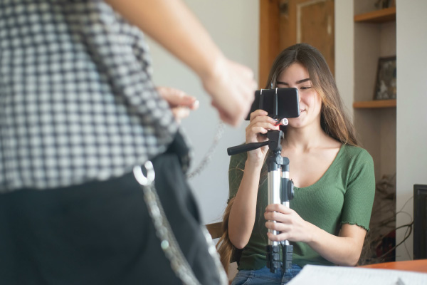 Une jeune femme souriante s'apprête à déballer un colis.