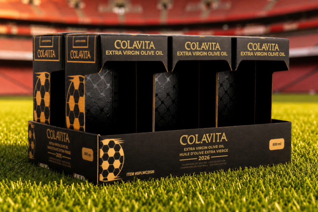 Die von Packly hergestellte, maßgeschneiderte Verpackung in Schwarz und Gold für die Colavita-Ölflaschen, die auf dem Rasen des Fußballplatzes mit dem Stadion im Hintergrund zu sehen ist.